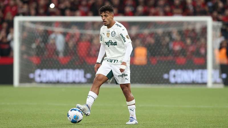 Gabriel Menino em jogo do Palmeiras contra o Athletico-PR, durante primeira partida válida pelas semifinais da Libertadores 2022, na Arena da Baixada.