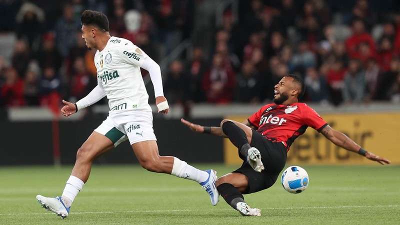 Gabriel Menino em jogo do Palmeiras contra o Athletico-PR, durante primeira partida válida pelas semifinais da Libertadores 2022, na Arena da Baixada.