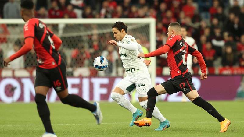 Raphael Veiga em jogo do Palmeiras contra o Athletico-PR, durante primeira partida válida pelas semifinais da Libertadores 2022, na Arena da Baixada.