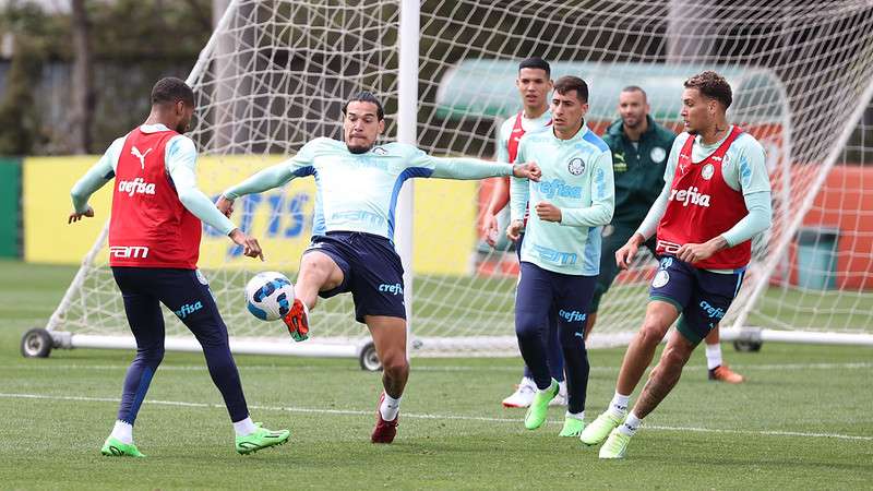 Atletas do Palmeiras durante treinamento na Academia de Futebol, em São Paulo-SP.