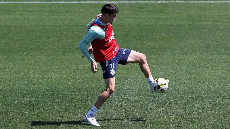 Piquerez durante treinamento do Palmeiras na Academia de Futebol.