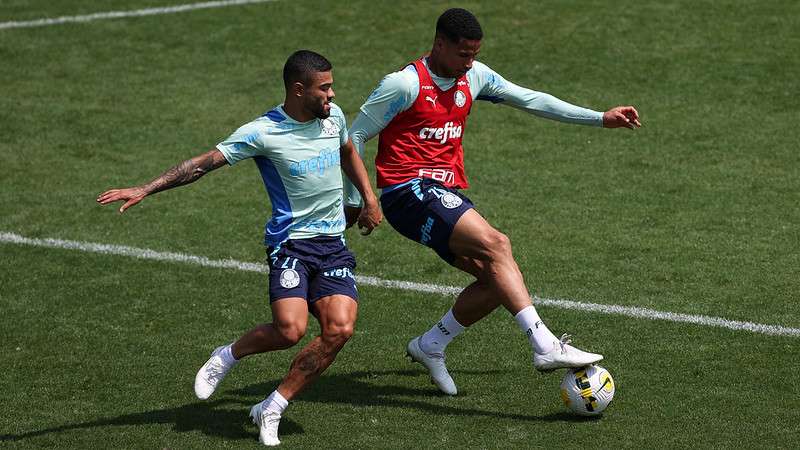 Bruno Tabata e Murilo durante treinamento do Palmeiras, na Academia de Futebol.