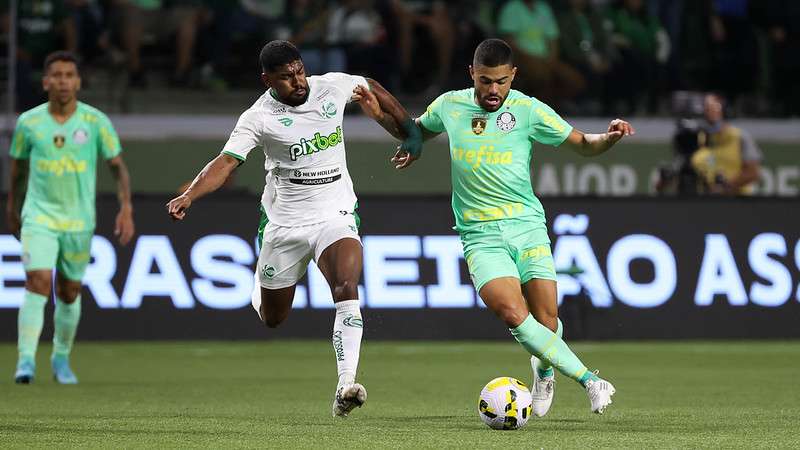 Bruno Tabata do Palmeiras em disputa com Capixaba do Juventude, durante partida válida pela vigésima sexta rodada, do Brasileirão 2022, no Allianz Parque.