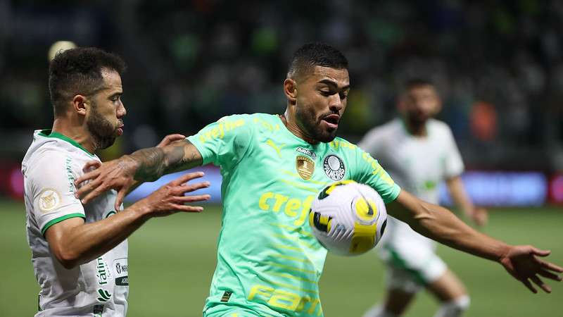 Bruno Tabata em disputa  pelo Palmeiras contra o Juventude, durante partida válida pela vigésima sexta rodada do Brasileirão 2022, no Allianz Parque.