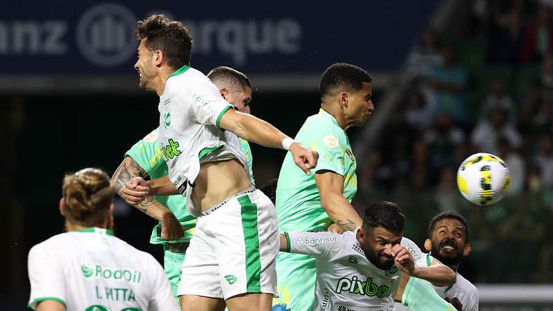 Zé Rafael cabeceia e a bola desvia em Murilo, marcando seu gol pelo Palmeiras contra o Juventude, durante partida válida pela vigésima sexta rodada do Brasileirão 2022, no Allianz Parque.