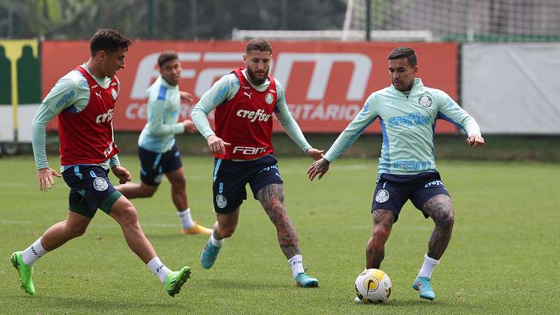 Atletas durante treinamento do Palmeiras na Academia de Futebol, em São Paulo-SP.