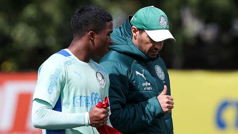 Endrick e Abel Ferreira durante treinamento do Palmeiras, na Academia de Futebol.