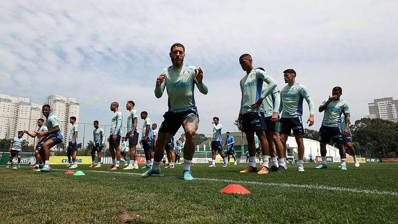 Atletas durante treinamento do Palmeiras na Academia de Futebol.