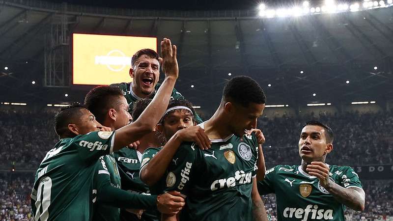 Jogadores comemoram gol de Murilo pelo Palmeiras contra o Atlético-MG, durante partida válida pela vigésima oitava rodada do Brasileirão 2022, no Mineirão.