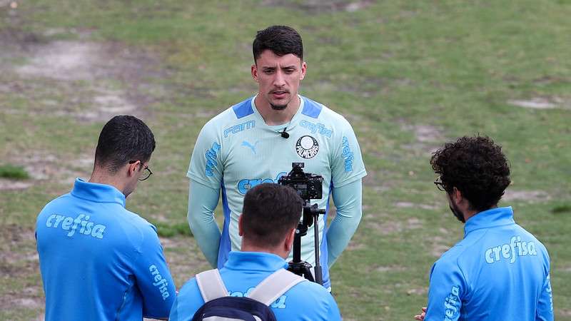 Piquerez concede entrevista aos assessores de imprensa Daniel Romeu e Luan Sousa, durante treinamento do Palmeiras, na Academia de Futebol.