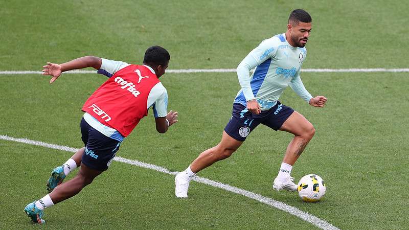 Endrick e Bruno Tabata durante treinamento do Palmeiras, na Academia de Futebol.