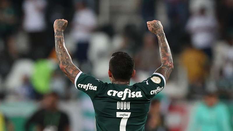 Dudu comemora seu gol pelo Palmeiras contra o Botafogo, durante partida válida pela vigésima nona rodada, do Brasileirão 2022, no Engenhão.