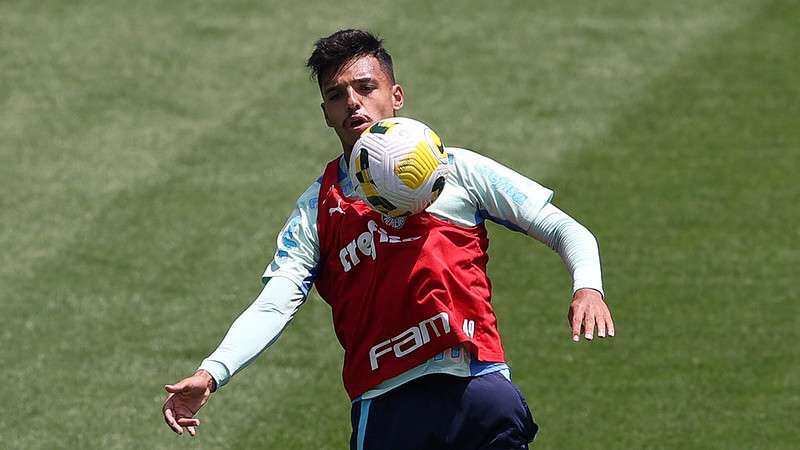Gabriel Menino durante treinamento do Palmeiras na Academia de Futebol.