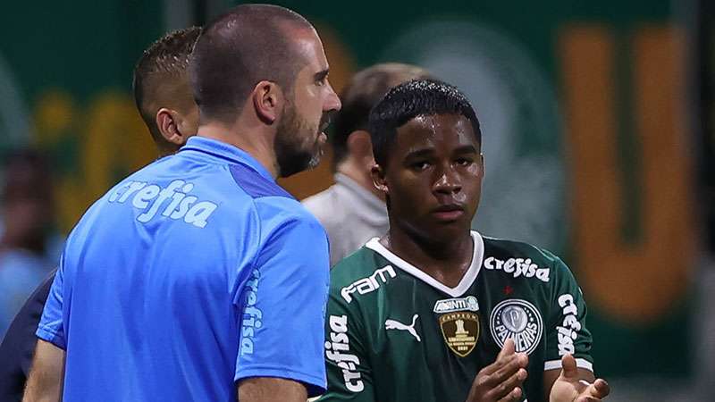 João Martins e Endrick em jogo do Palmeiras contra o Coritiba, durante partida válida pela trigésima rodada do Brasileirão 2022, no Allianz Parque.