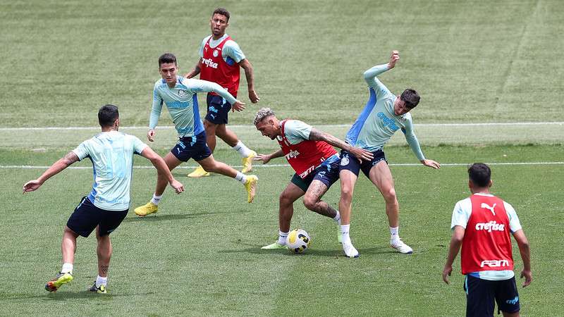 Luan, Atuesta, Marcos Rocha, Rafael Navarro e Piquerez durante treinamento do Palmeiras, na Academia de Futebol.