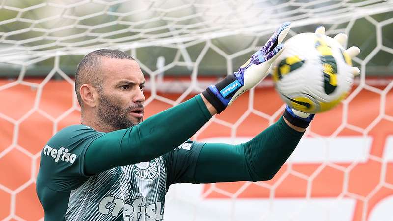 Weverton durante treinamento do Palmeiras na Academia de Futebol.