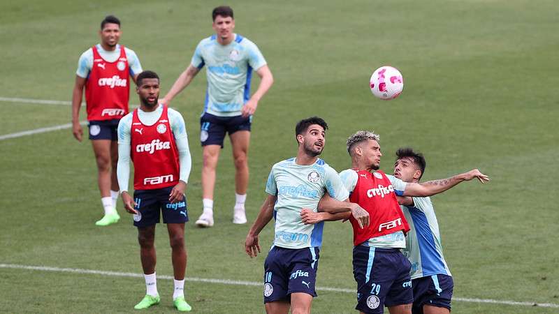 López, Navarro e Gabriel Menino durante treinamento do Palmeiras, na Academia de Futebol.
