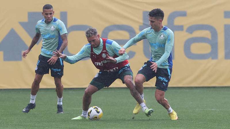 Garcia, Navarro e Atuesta, durante treinamento do Palmeiras, na Academia de Futebol.