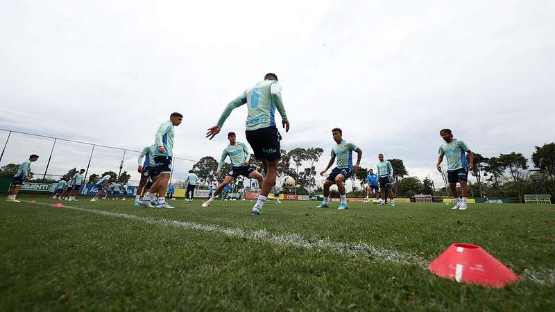 Atletas durante treinamento do Palmeiras na Academia de Futebol.