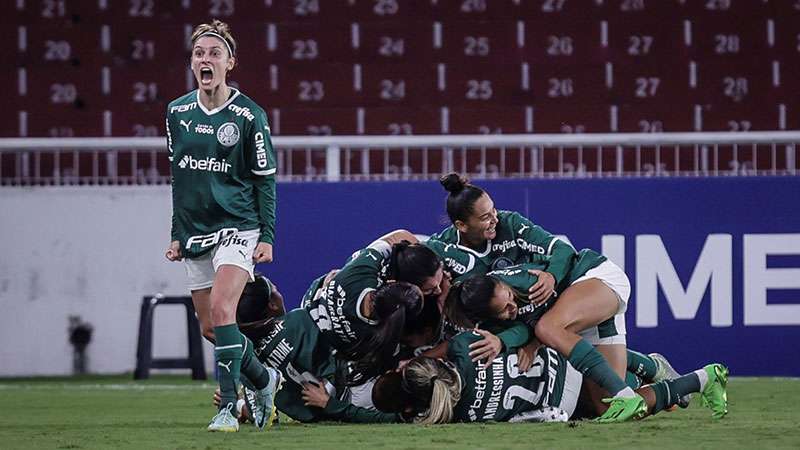 Palmeiras vira sobre Santiago Morning no último lance e avança à semifinal da Libertadores Feminina.