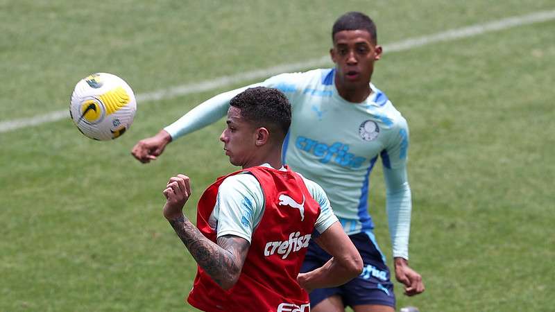 Giovani e Vanderlan durante treinamento do Palmeiras na Academia de Futebol.