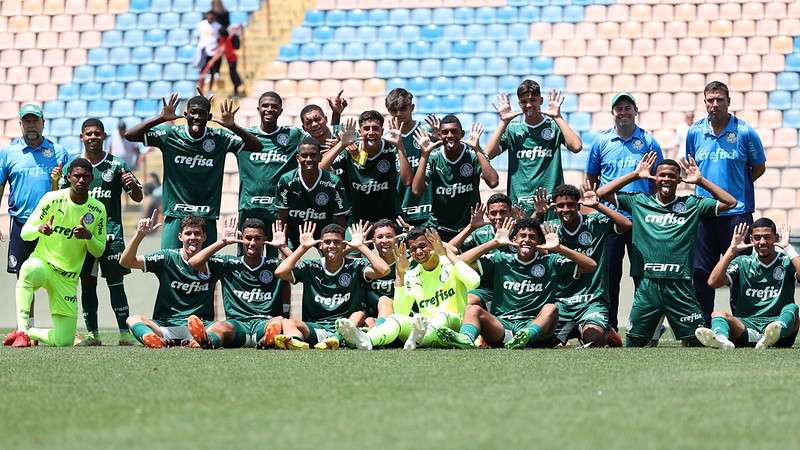 Atletas do Palmeiras Sub-17 após vitória sobre o Santos, na segunda partida válida pela semifinal do Paulista Sub-17, na Arena Barueri, em Barueri-SP.