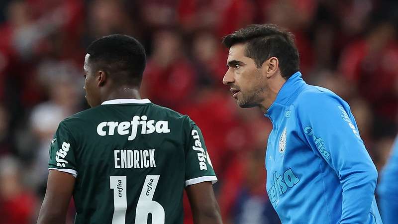 Abel Ferreira e Endrick em jogo do Palmeiras contra o Athletico-PR, durante partida válida pela trigésima quarta rodada do Brasileirão 2022, na Arena da Baixada.