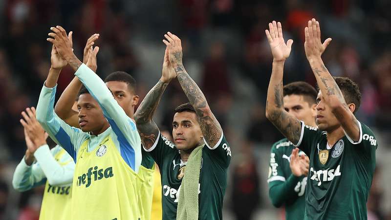 Atletas do Palmeiras agradecem a torcida após vitória sobre o Athletico-PR, durante partida válida pela trigésima quarta rodada do Brasileirão 2022, na Arena da Baixada.