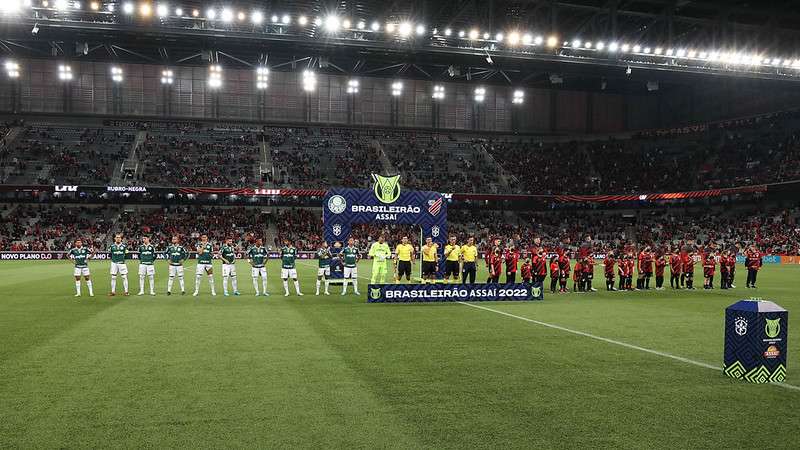 Equipe do Palmeiras alinhada para o hino nacional em jogo contra o Athletico-PR, durante partida válida pela trigésima quarta rodada do Brasileirão 2022, na Arena da Baixada.