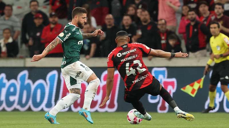 Zé Rafael do Palmeiras em disputa com Matheus do Athletico-PR, durante partida válida pela trigésima quarta rodada do Brasileirão 2022, na Arena da Baixada.