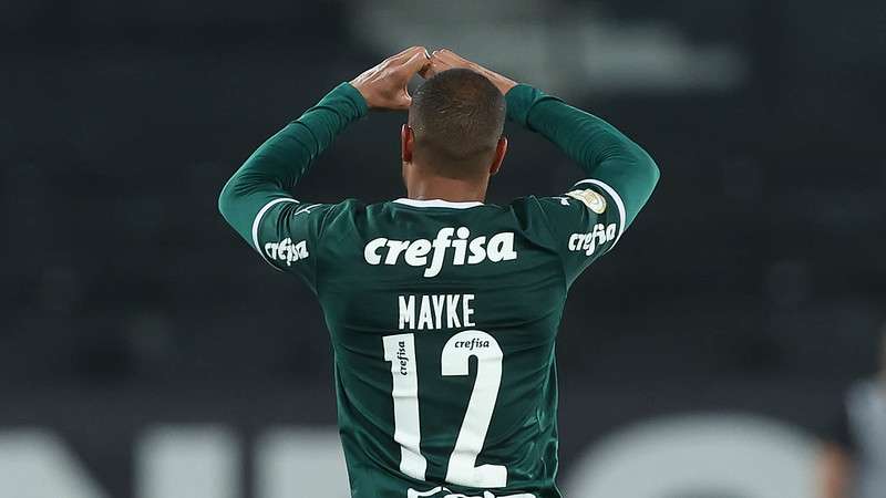 Mayke comemora seu gol pelo Palmeiras contra o Botafogo, durante partida válida pela vigésima nona rodada, do Brasileirão 2022, no Engenhão.