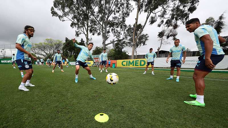 Atletas do Palmeiras durante treinamento na Academia de Futebol.