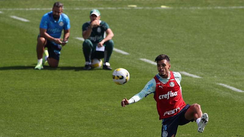 Observado por Abel Ferreira, Gabriel Menino realiza atividades durante treinamento, na Academia de Futebol.