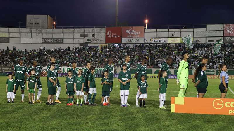 Time do Palmeiras perfilado em jogo da Copinha 2023.
