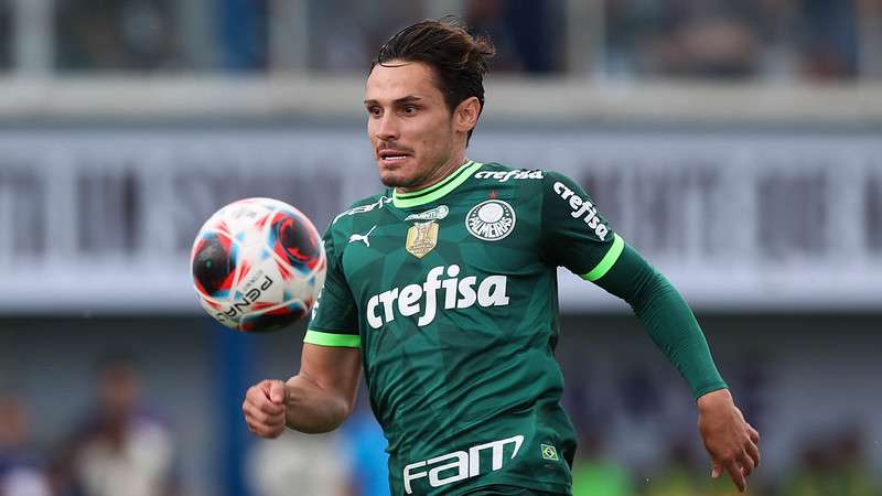 Raphael Veiga em jogo do Palmeiras contra o Água Santa, durante partida válida pela oitava rodada do Paulistão 2023, no Estádio Municipal José Batista Pereira Fernandes.