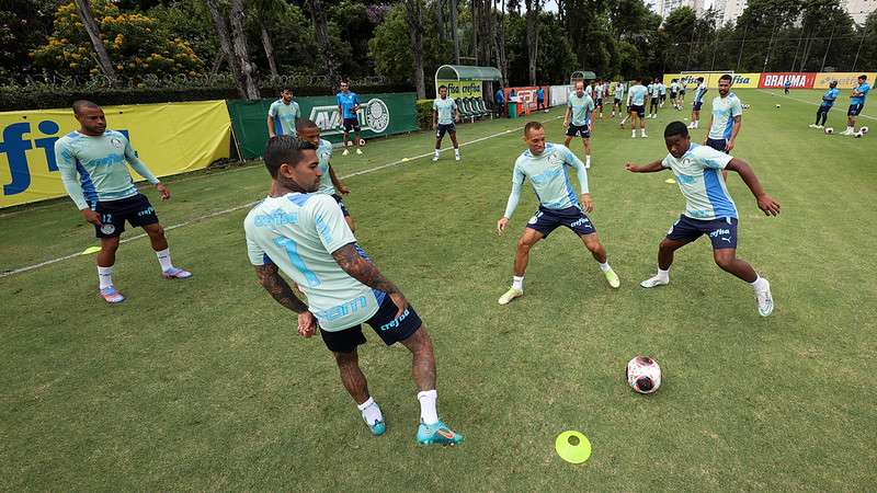 Atletas do Palmeiras durante treinamento na Academia de Futebol.