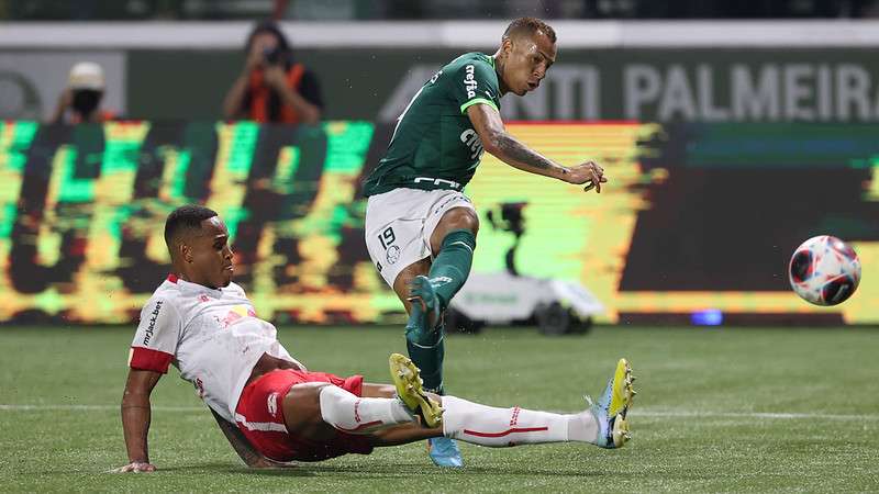 Breno Lopes chuta para marcar seu gol pelo Palmeiras contra o Red Bull Bragantino, durante partida válida pela décima rodada do Paulistão 2023, no Allianz Parque.