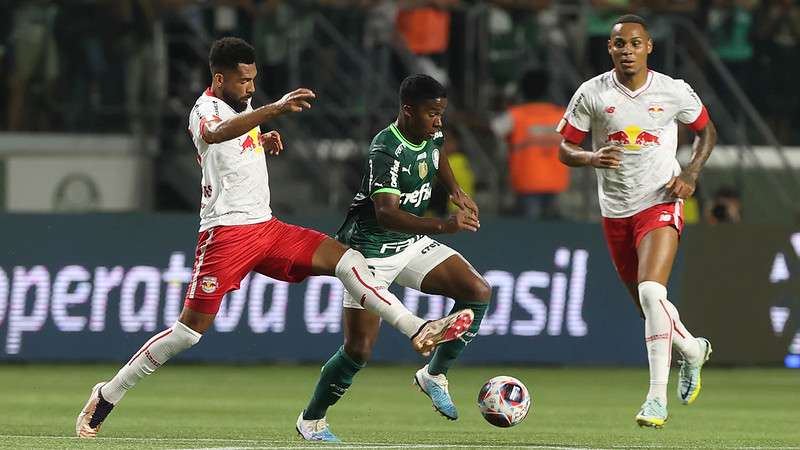Endrick em disputa pelo Palmeiras com Matheus Fernandez do Red Bull Bragantino, durante partida válida pela décima rodada do Paulistão 2023, no Allianz Parque.