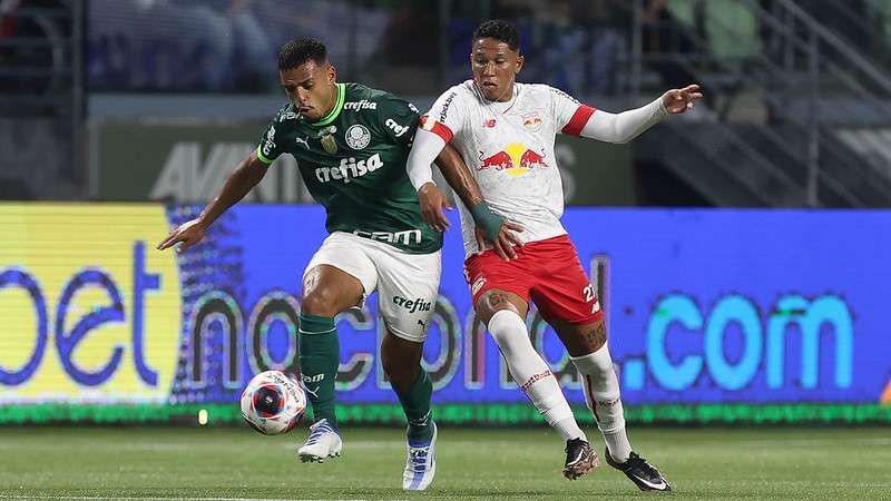 Gabriel Menino em disputa pelo Palmeiras contra o Red Bull Bragantino, durante partida válida pela décima rodada do Paulistão 2023, no Allianz Parque.