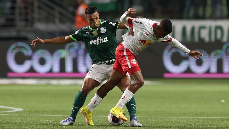 Gabriel Menino em disputa pelo Palmeiras contra o Red Bull Bragantino, durante partida válida pela décima rodada do Paulistão 2023, no Allianz Parque.