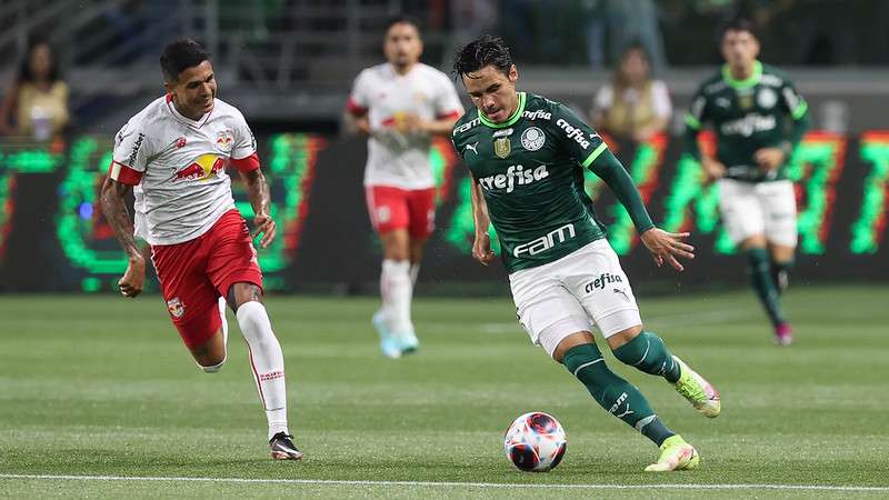 Raphael Veiga em disputa pelo Palmeiras contra o Red Bull Bragantino, durante partida válida pela décima rodada do Paulistão 2023, no Allianz Parque.
