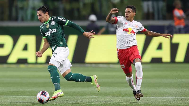 Raphael Veiga em disputa pelo Palmeiras contra o Red Bull Bragantino, durante partida válida pela décima rodada do Paulistão 2023, no Allianz Parque.