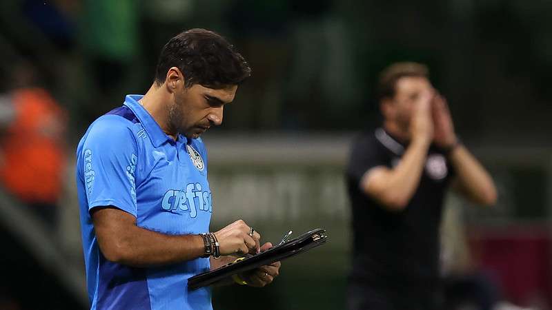 Abel Ferreira em jogo do Palmeiras contra a Ferroviária, durante partida válida pela décima primeira rodada do Paulistão 2023, no Allianz Parque.