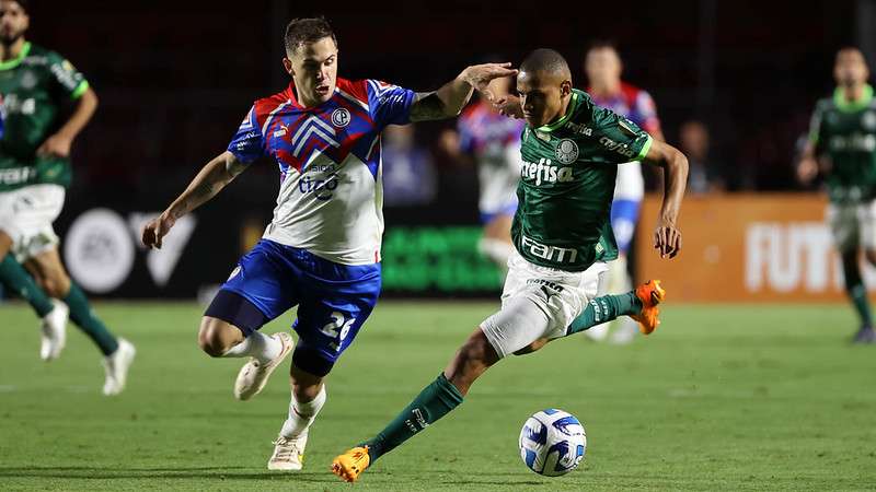 Jhonatan em disputa pelo Palmeiras contra o Cerro Porteño, durante partida válida pela fase de grupos da Libertadores 2023, no Morumbi.
