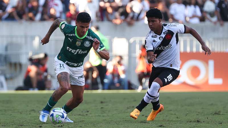 Richard Ríos em disputa pelo Palmeiras contra o Vasco, durante partida válida pela segunda rodada do Brasileirão 2023, no Maracanã.