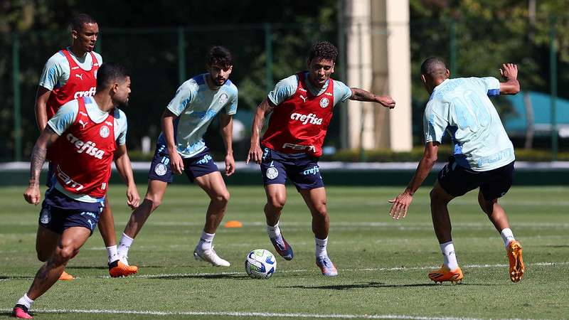 Atletas do Palmeiras durante treinamento na Academia de Futebol.