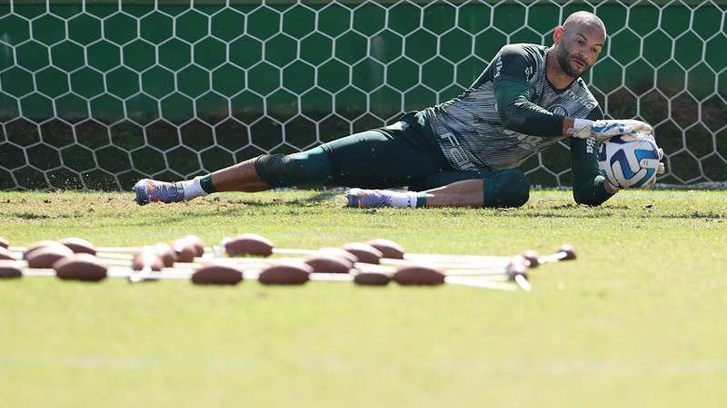 Weverton durante treinamento do Palmeiras na Academia de Futebol.