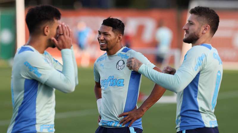 Gabriel Menino, Rony e Zé Rafael durante treinamento do Palmeiras, na Academia de Futebol.