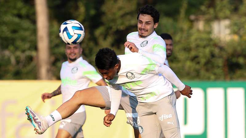 Endrick e Raphael Veiga durante treinamento do Palmeiras, na Academia de Futebol.