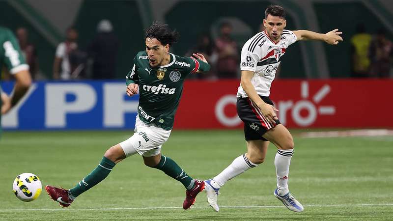 Gustavo Gómez do Palmeiras em disputa com Calleri do SPFC, durante segunda partida válida pelas oitavas de final da Copa do Brasil 2022, no Allianz Parque.